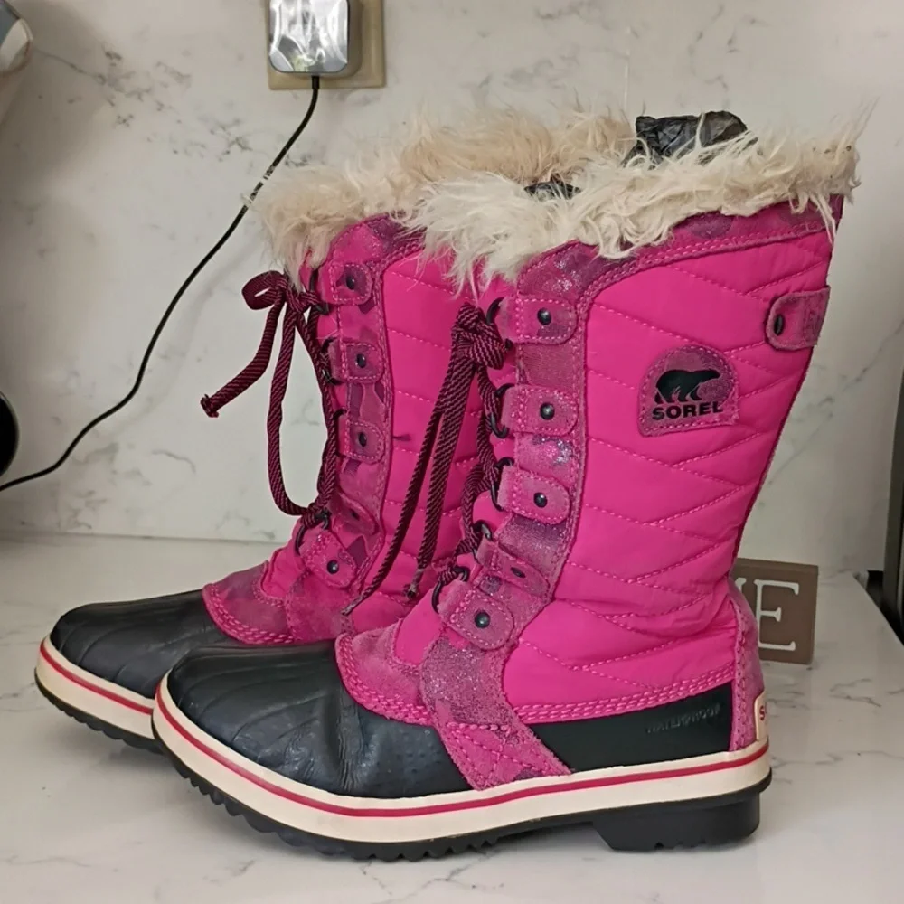Sorel Fuchsia and Black Quilted Boots